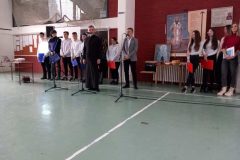 Директор школе, Братољуб Станисављевић у присуству вероучитеља Владимира Димића и учесника програма